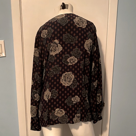 Stunning Blue Floral Silk Blouse ft a Key Hole Design - Picture 3 of 3